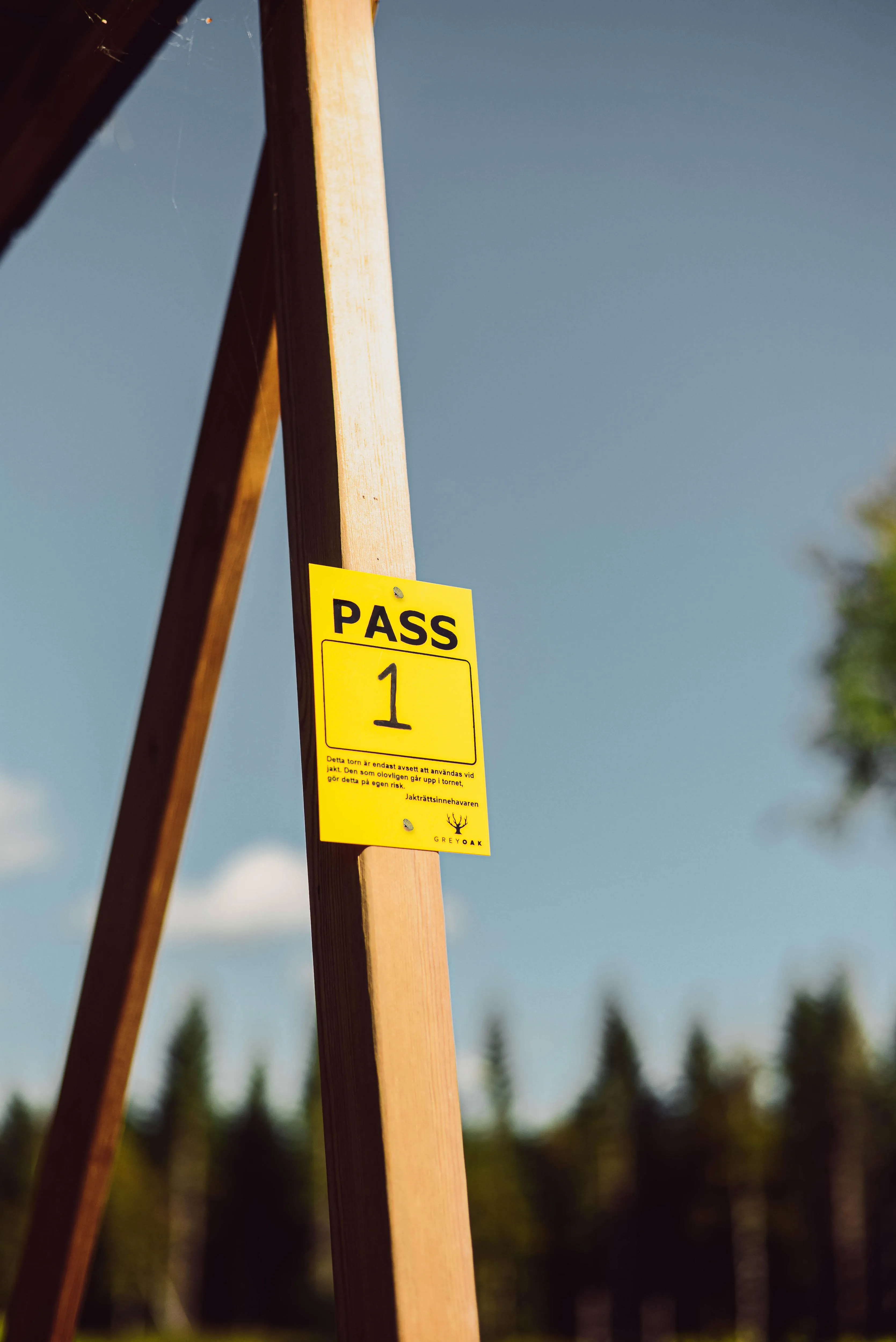 Grey Oak Pass Sign Hunting Tower Yellow | Buy Grey Oak Pass Sign Hunting Tower Yellow here | Outnorth
